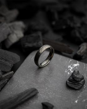 Preview: 5 mm Titanring mit facettiertem schwarzem Finish - Pulso Black